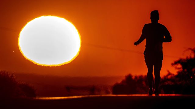 Pokud se k tropickým dnům přidají teplé noci, půjde o životy, říká klimatolog